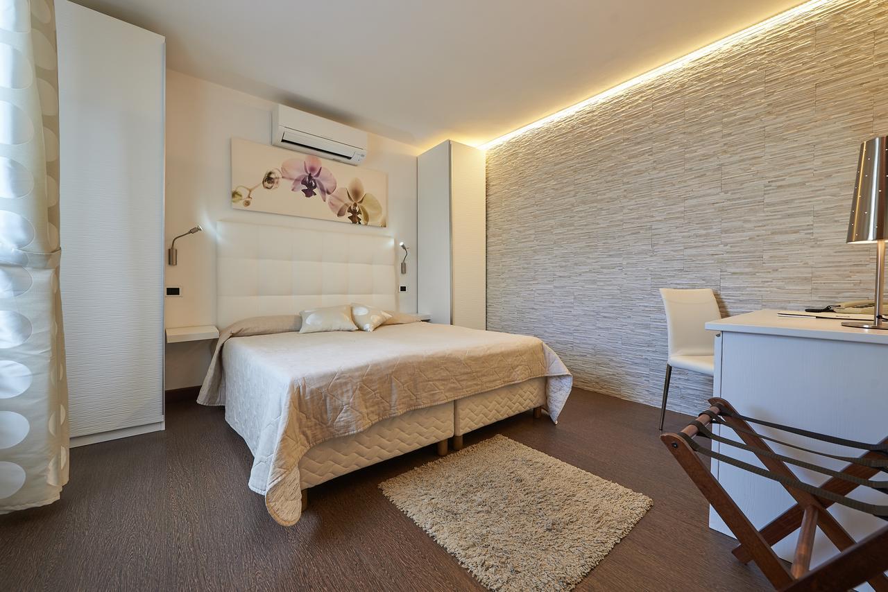 Small Double Room,632480628:JPEG